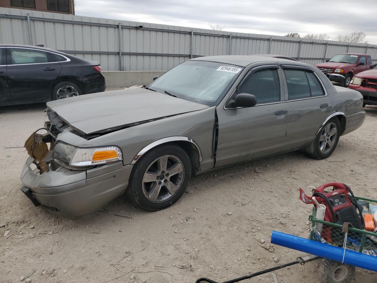 2001 Ford Crown Victoria, VIN 2FAFP72W31X188604 — Front end