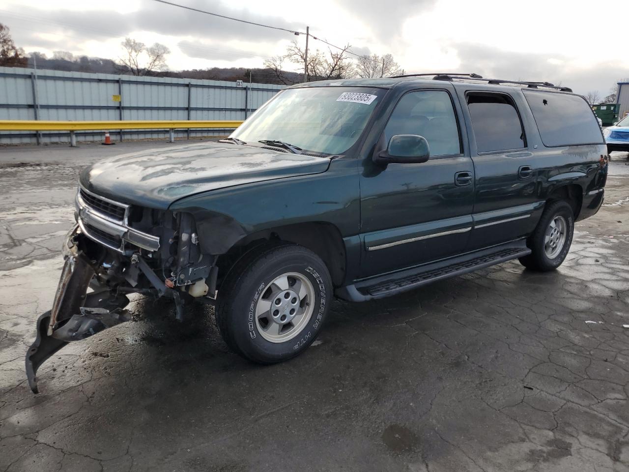 2001 Chevrolet Suburban LT, VIN 1GNFK16TX1J240865 — Front end