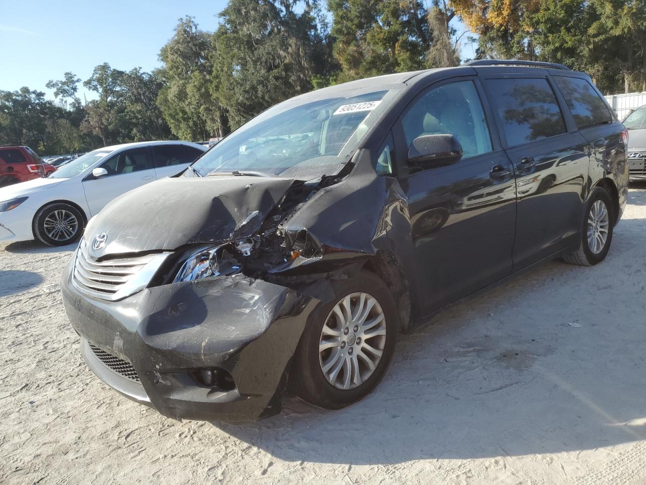 2011 Toyota Sienna Limited, VIN 5TDYK3DC3BS002392 — Front end
