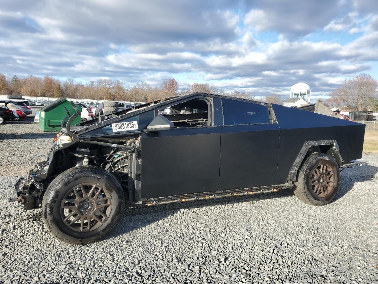 2025 Tesla Cybertruck, VIN 7G2CEHED6SA067063 — Front end