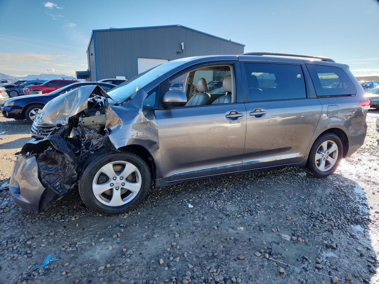 2011 Toyota Sienna LE, VIN 5TDKK3DC8BS059368 — Front end
