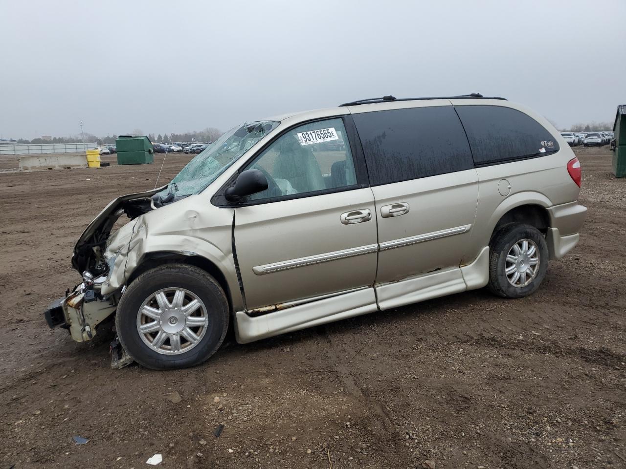 2007 Chrysler Town & Country Touring, VIN 2A4GP54L97R258569 — Front end