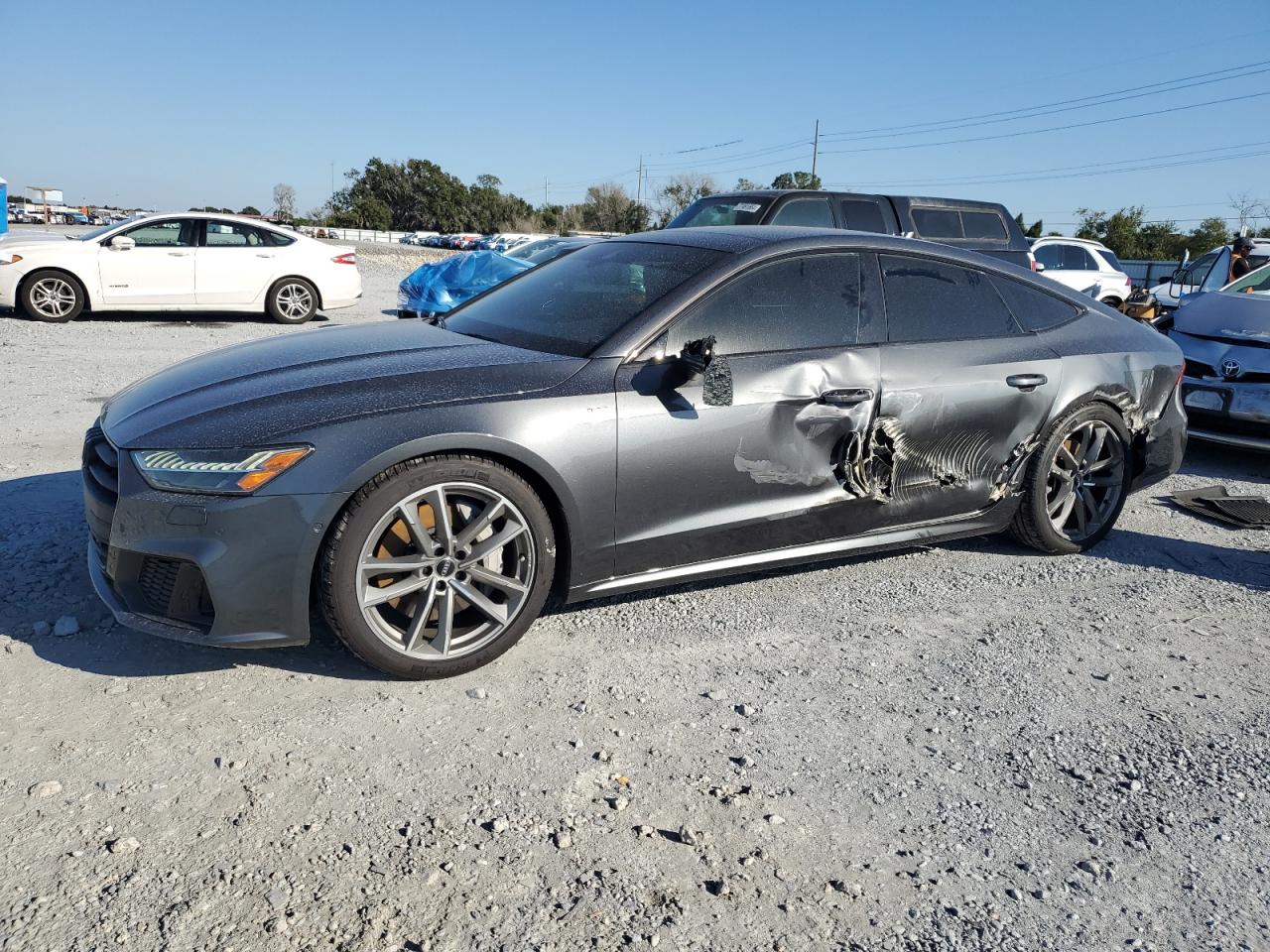 2020 Audi A7 Premium Plus, VIN WAUU2AF29LN007415 — Бок