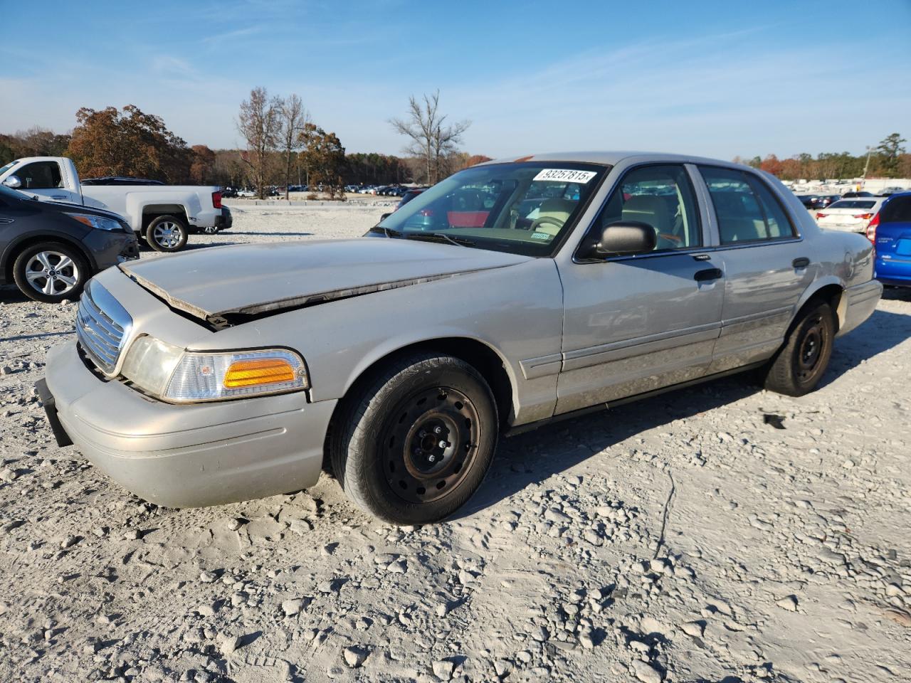 2007 Ford Crown Victoria Standard, VIN 2FAFP73V07X124762 — Front end