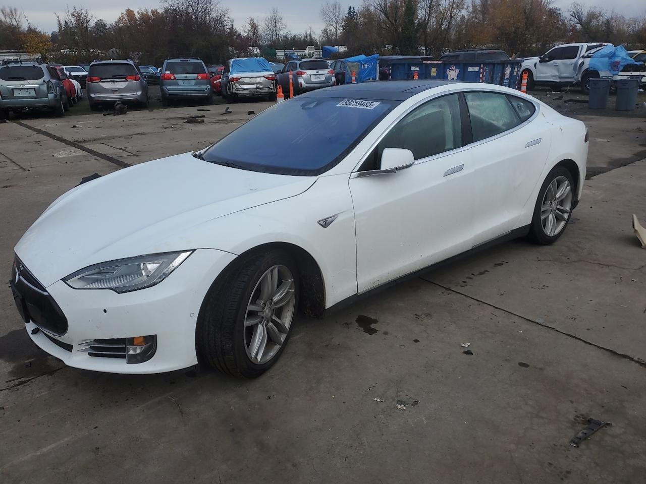 2015 Tesla Model S 85D, VIN 5YJSA1H2XFFP70380 — Side