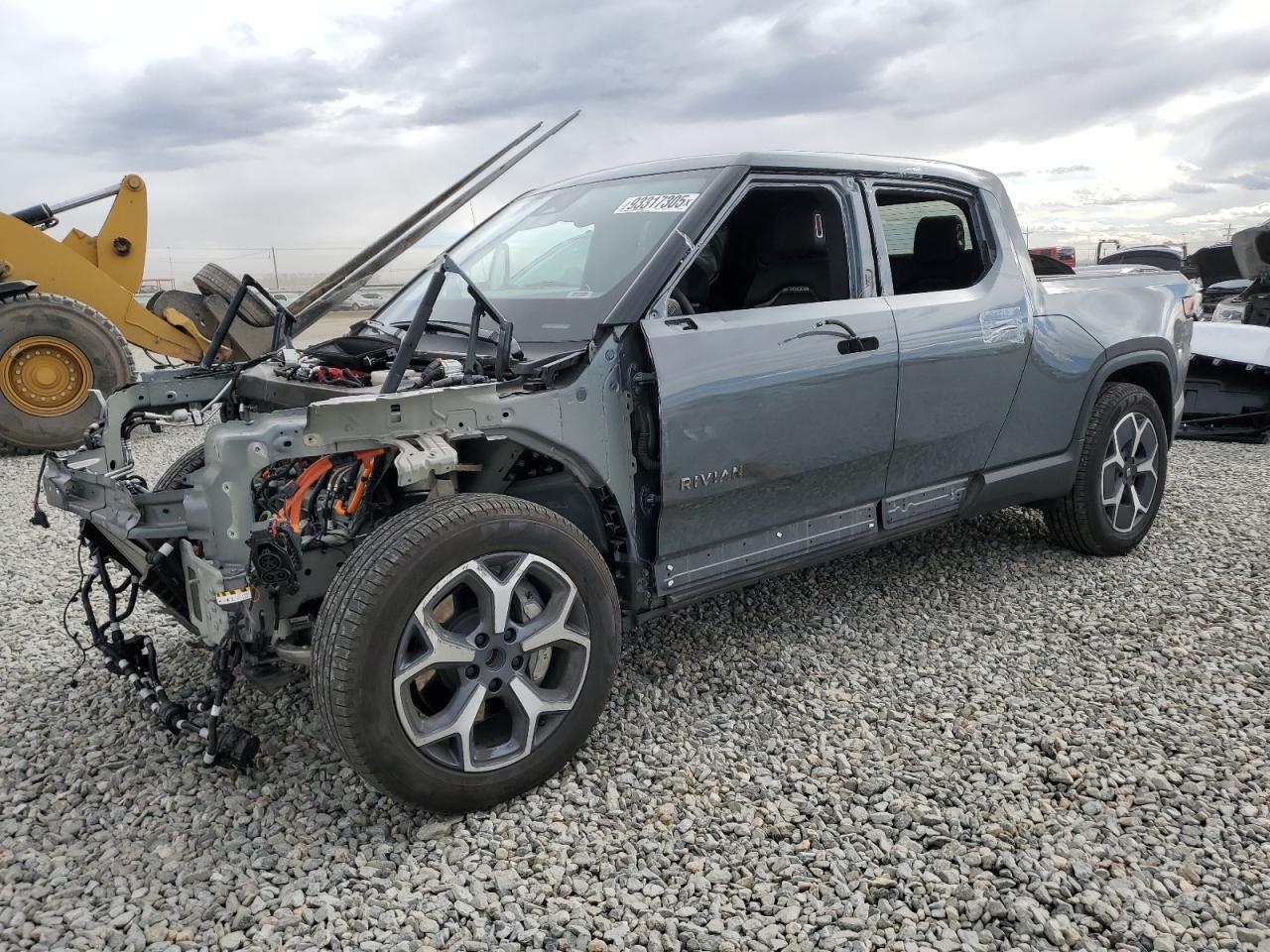 2024 Rivian R1T Adventure, VIN 7FCTGBAA9RN032628 — Front end