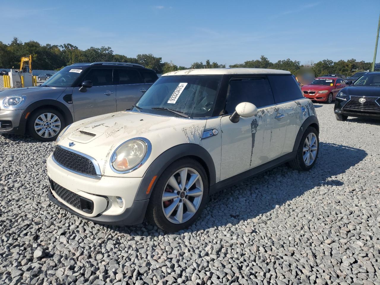 2011 MINI Hardtop S, VIN WMWSV3C56BTY13618 — Вандализм