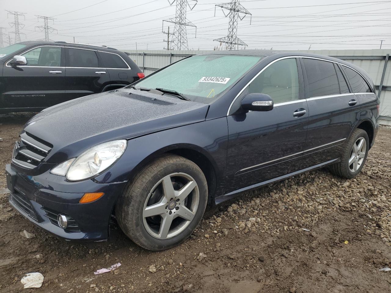 2010 Mercedes-Benz R 350, VIN 4JGCB6FE0AA102905 — Front end