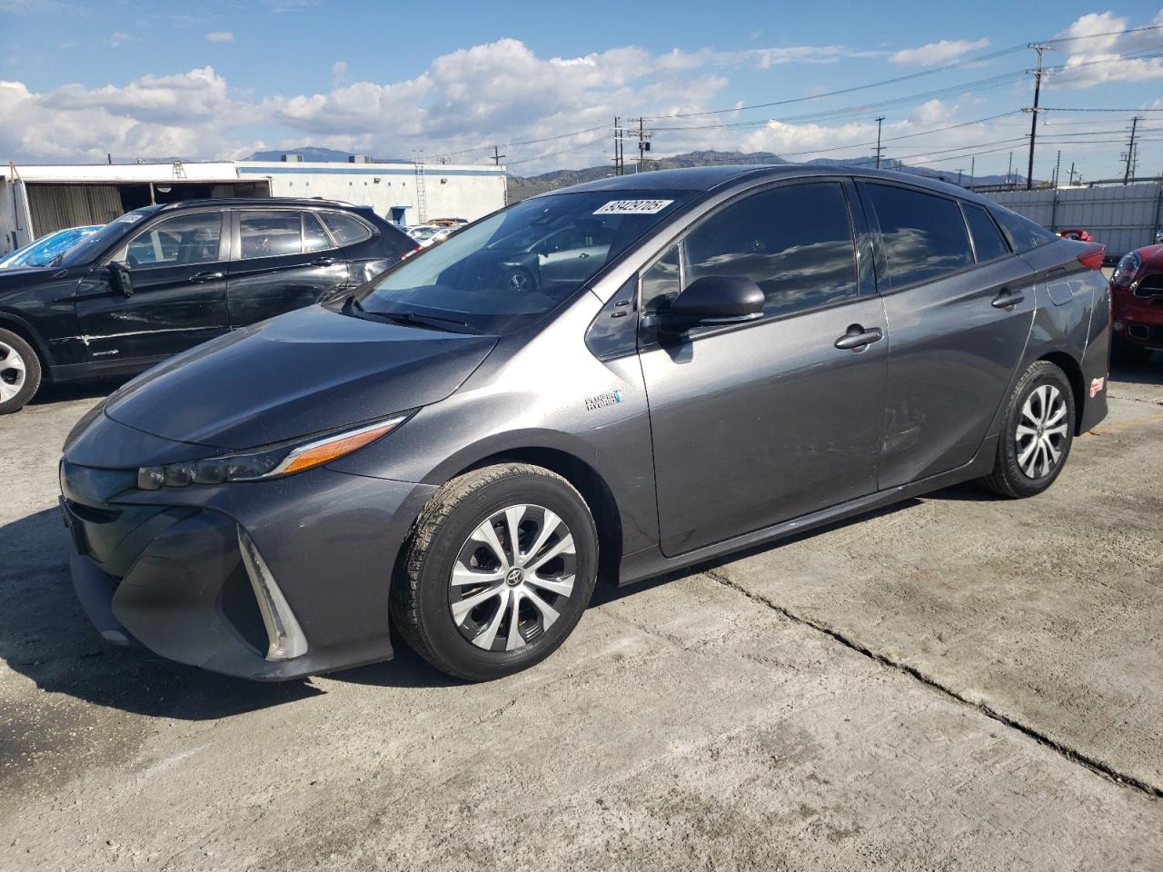 2018 Toyota Prius Premium, VIN JTDKARFP8J3097012 — Side