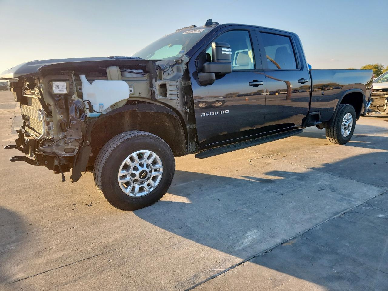 2024 Chevrolet Silverado 2500HD LT, VIN 1GC4YNEY5RF290462 — Front end