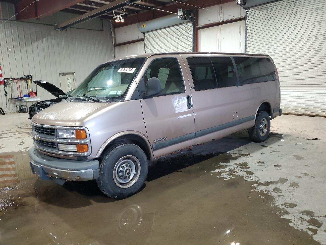 2000 Chevrolet Express, VIN 1GAHG39R0Y1253965 — Front end