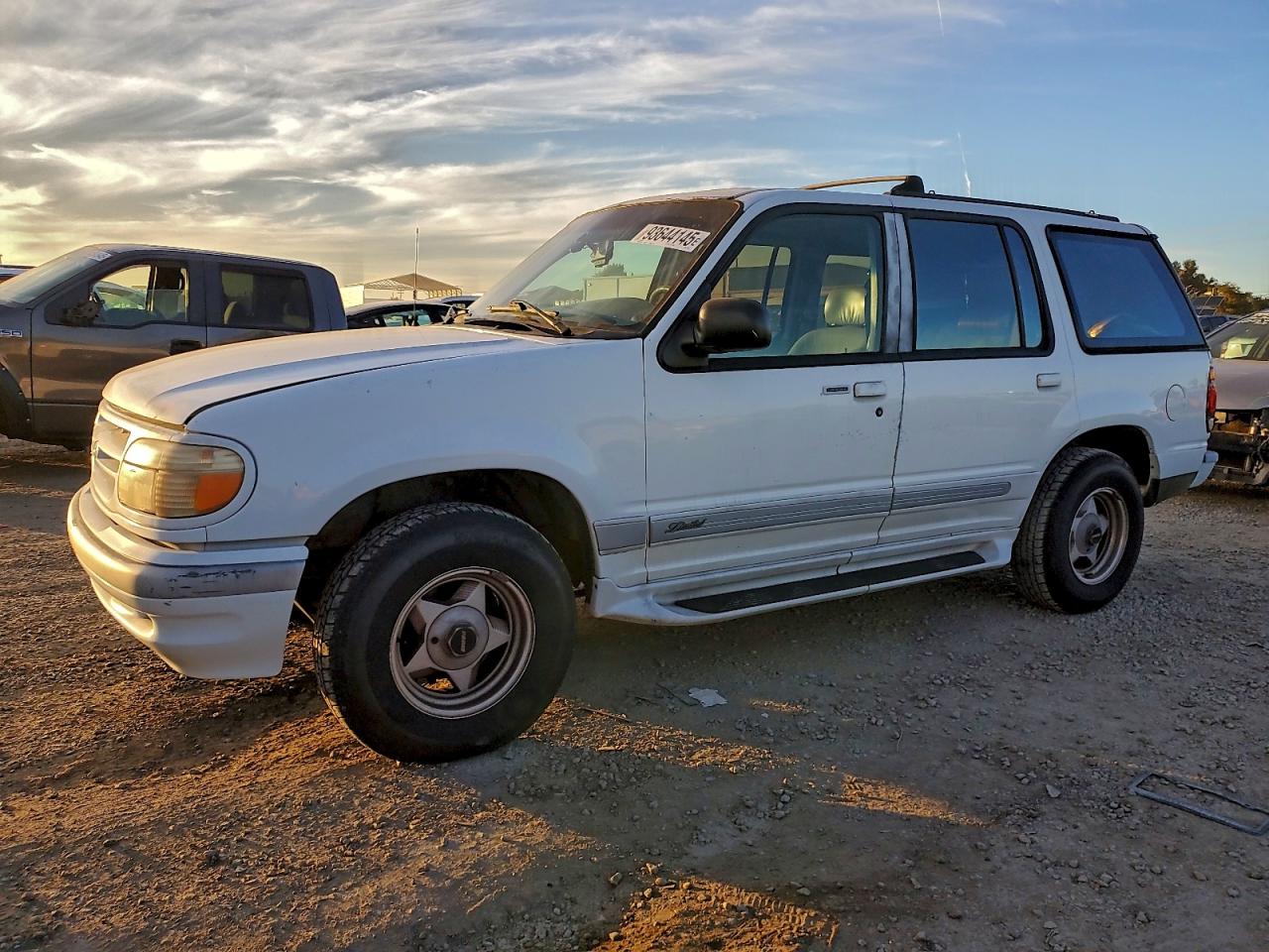 1995 Ford Explorer Eddie Bauer, VIN 1FMDU32XXSZB61127 — Зад
