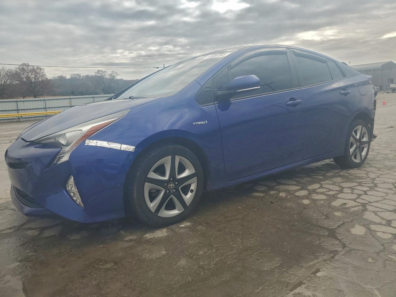 2016 Toyota Prius Three Touring, VIN JTDKARFU2G3515305 — Зад
