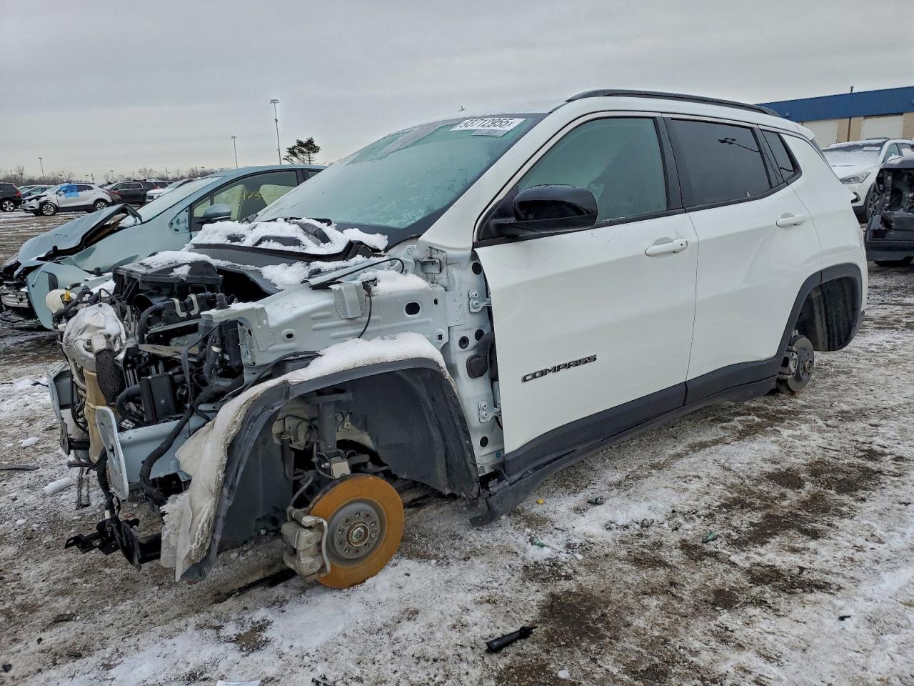 2024 Jeep Compass Latitude, VIN 3C4NJDBNXRT605081 — Front end