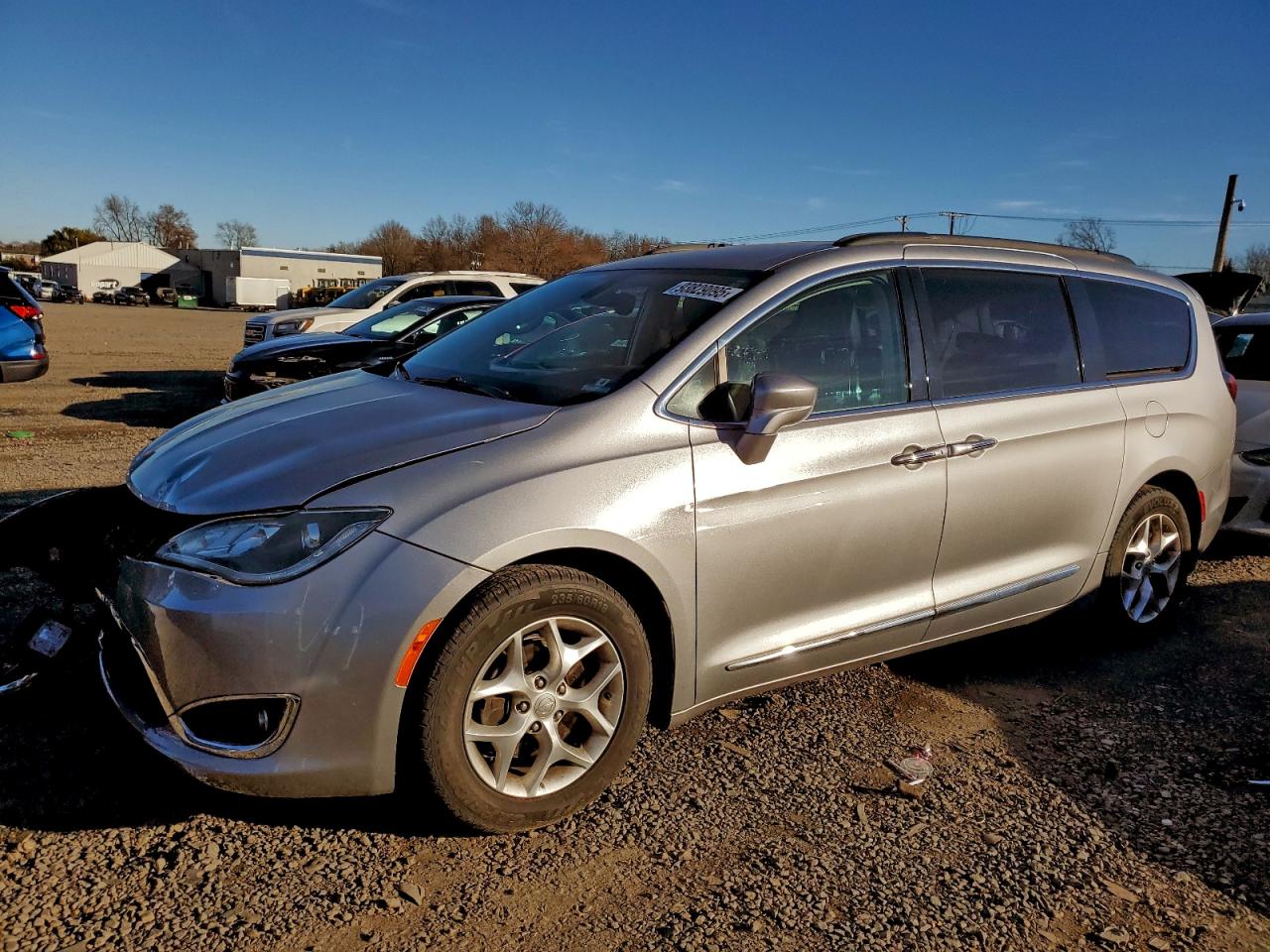 2017 Chrysler Pacifica Touring L, VIN 2C4RC1BG4HR803684 — Front end
