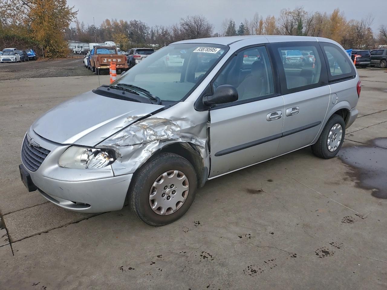 2003 Chrysler Voyager LX, VIN 1C8GJ25B73B326466 — Перед