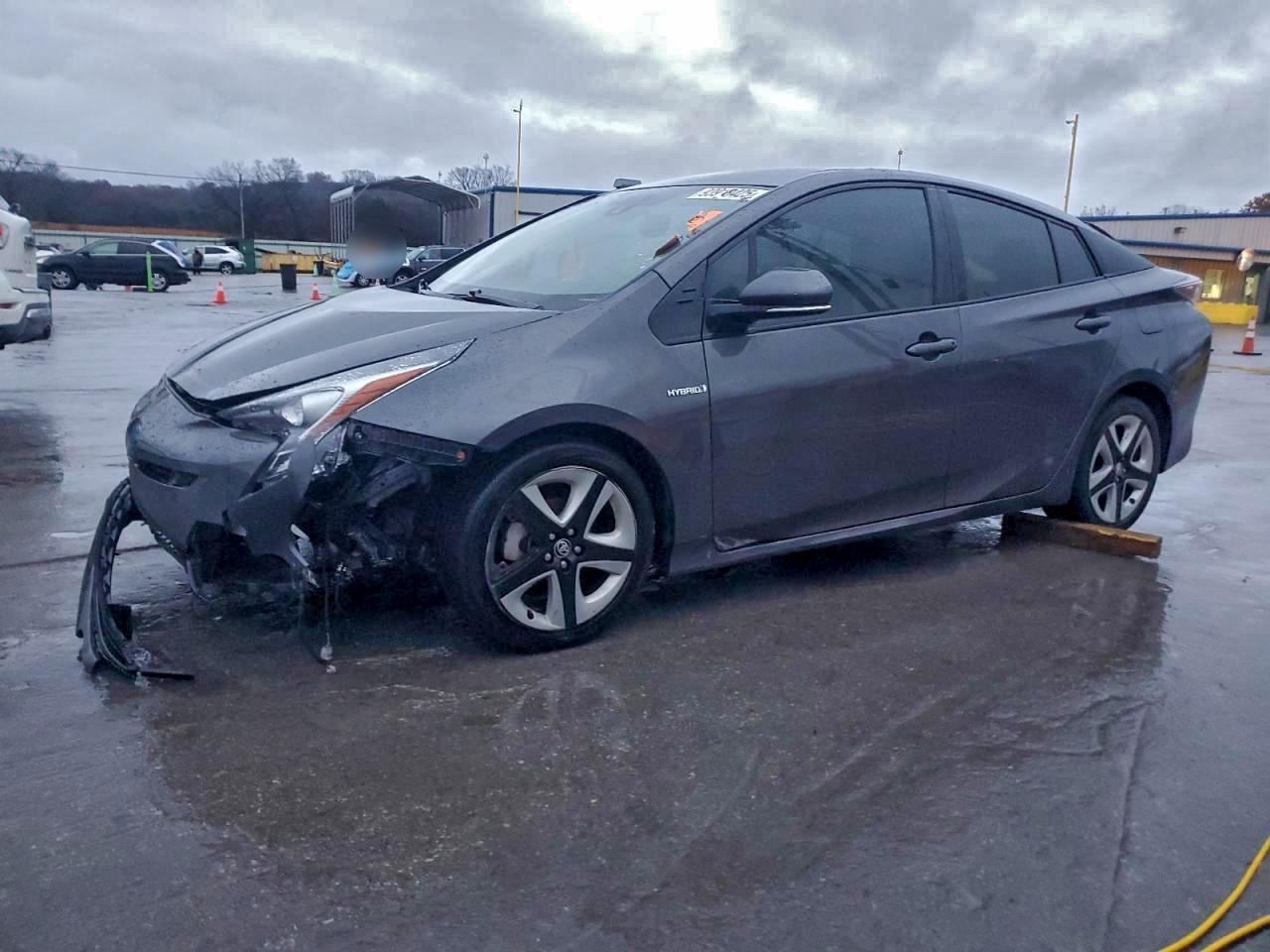 2018 Toyota Prius Three, VIN JTDKARFU4J3554498 — Front end