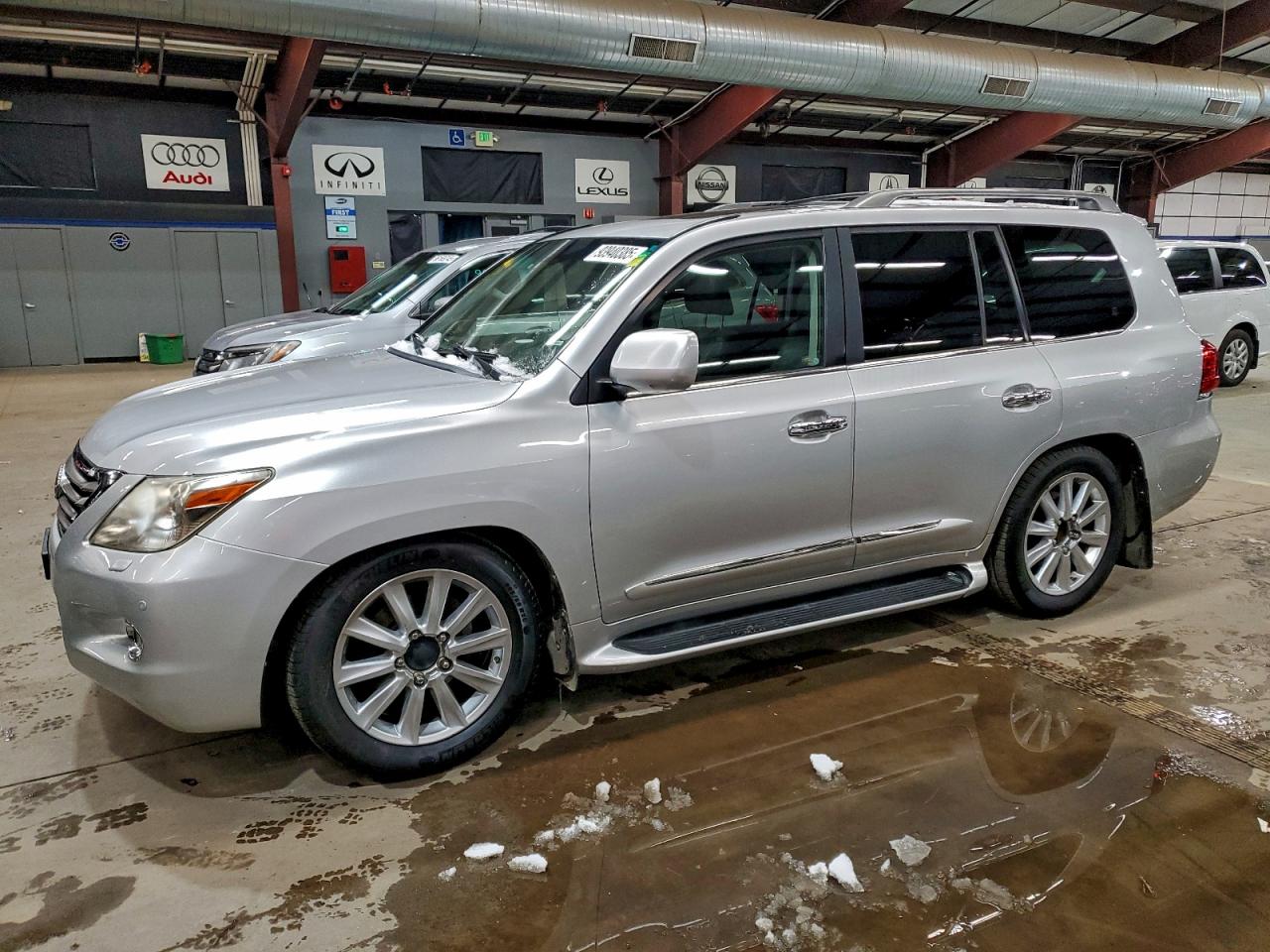 2009 Lexus LX 570, VIN JTJHY00WX94028584 — Бок