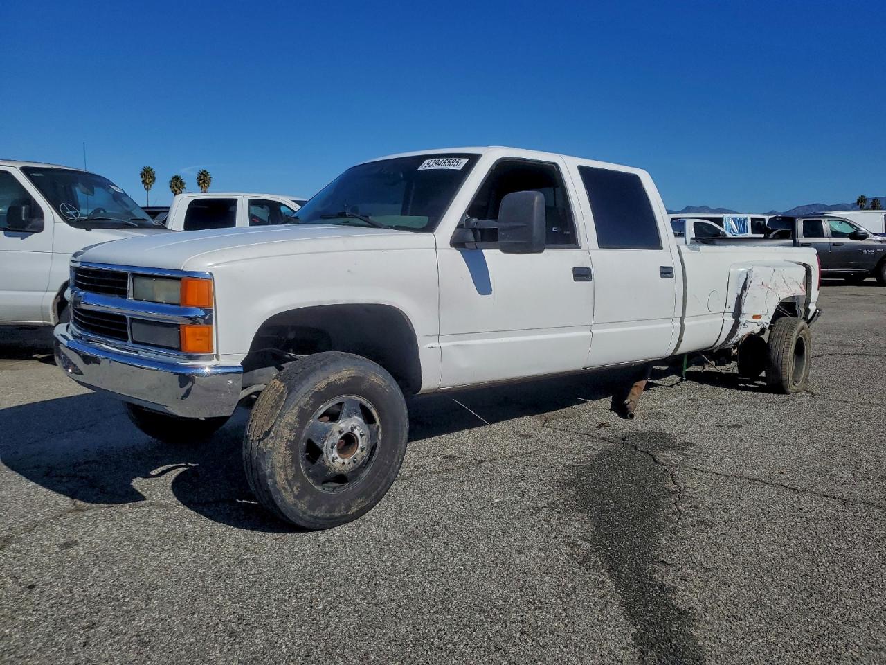 1998 Chevrolet Silverado 3500, VIN 1GCGC33RXWF045566 — Зад