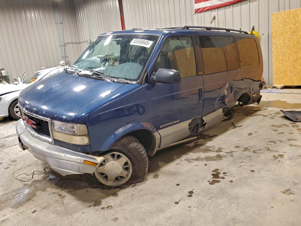 2000 GMC Safari, VIN 1GKEL19W8YB503211 — Side