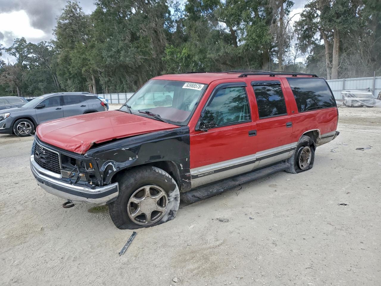 1996 GMC Suburban, VIN 1GKFK16RXTJ755854 — Front end