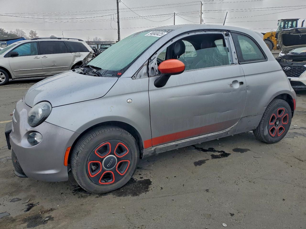 2018 FIAT 500e, VIN 3C3CFFGE3JT369329 — Side