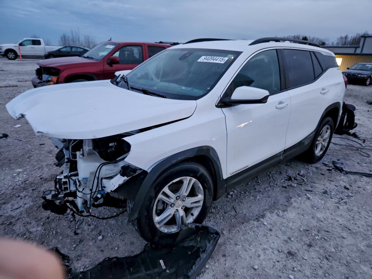 2022 GMC Terrain SLE, VIN 3GKALTEV2NL138333 — Front end