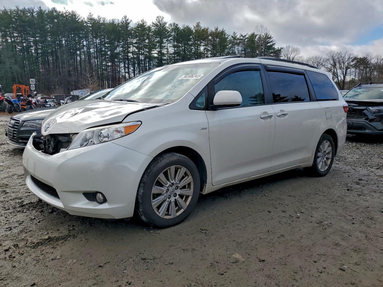 2017 Toyota Sienna XLE, VIN 5TDDZ3DC8HS153036 — Front end