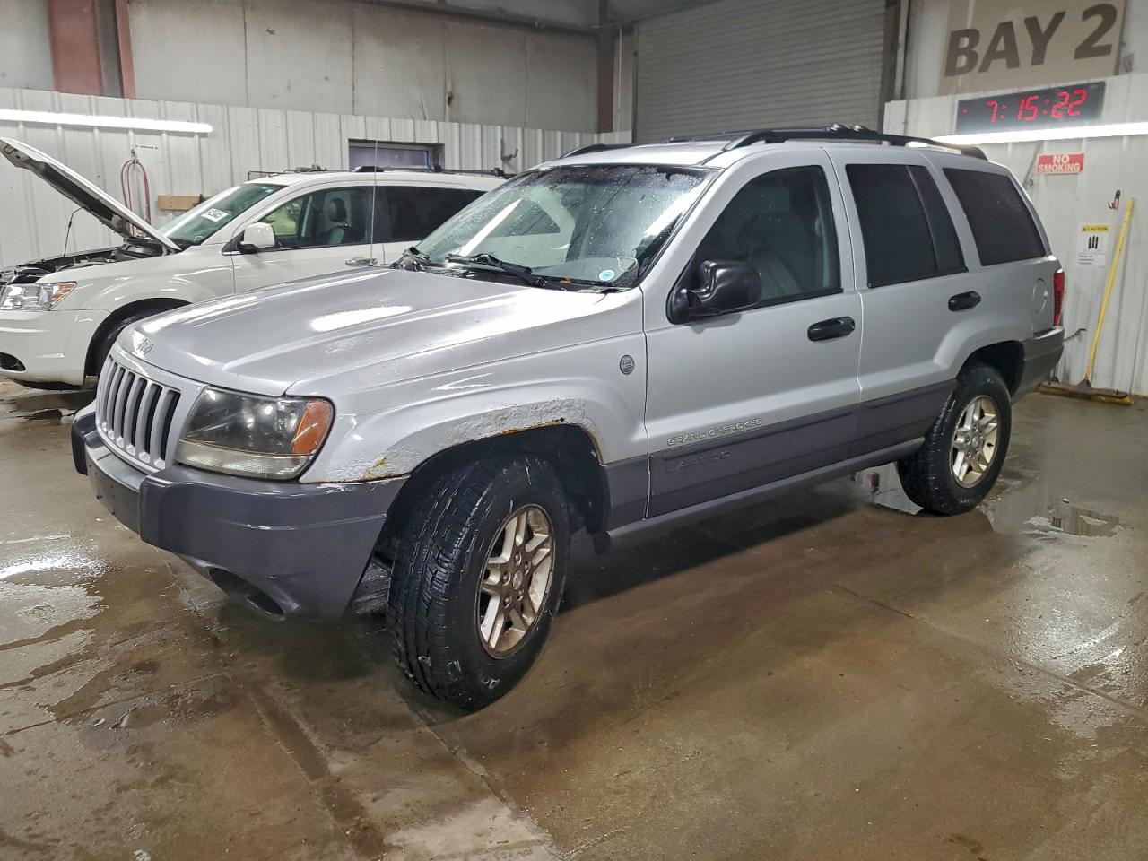 2004 Jeep Grand Cherokee Laredo, VIN 1J4GW48S94C283457 — Front end