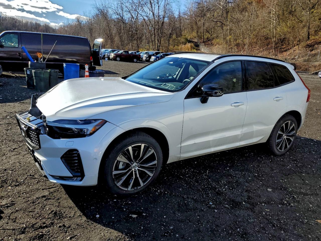 2025 Volvo XC60 Plus, VIN YV4M12RC9S1016067 — Перед