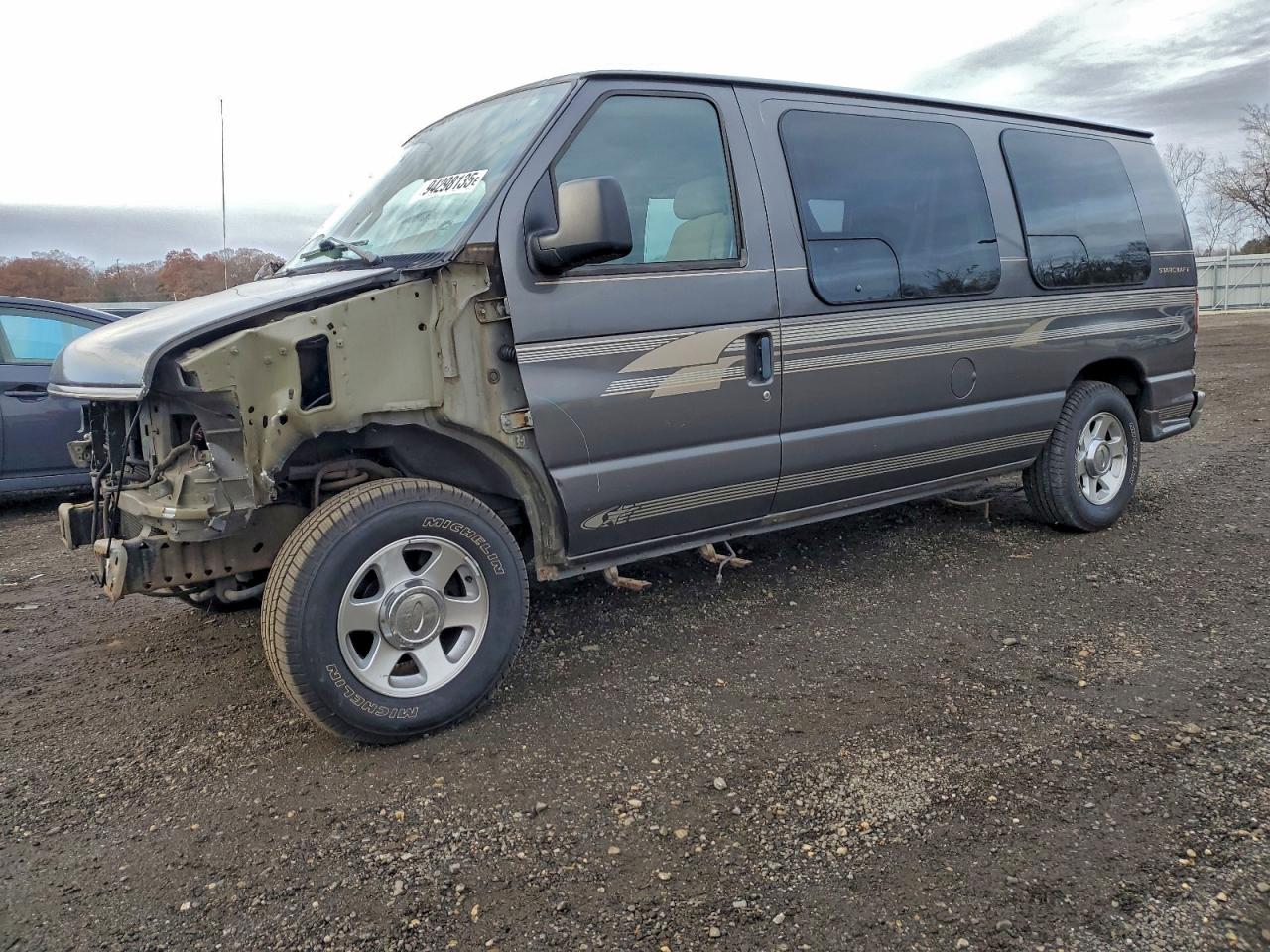 2004 Ford Econoline Cargo Recreational, VIN 1FDRE14W54HB18366 — Front end