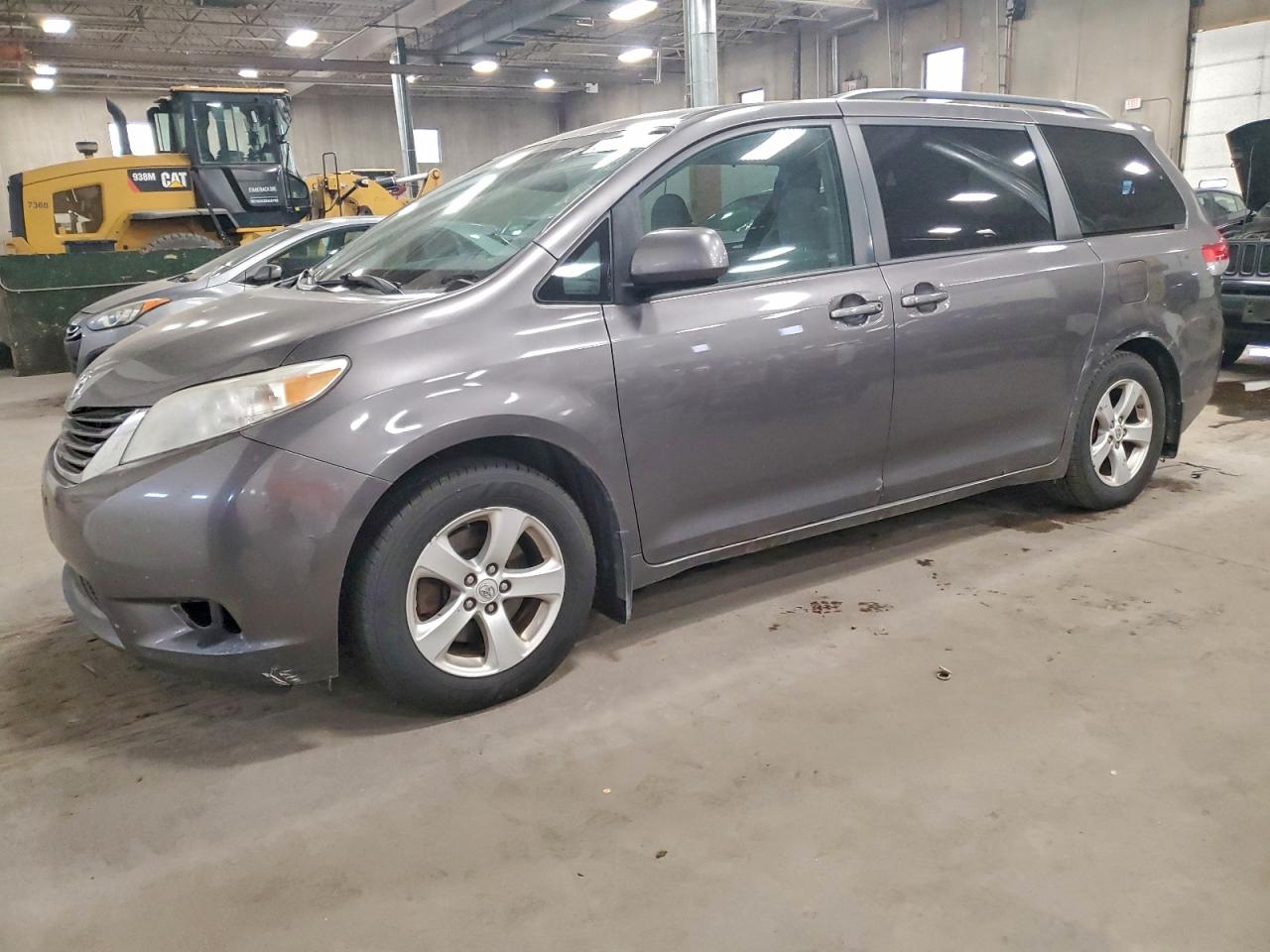 2011 Toyota Sienna LE, VIN 5TDKK3DC6BS122046 — Minor dents and scratches