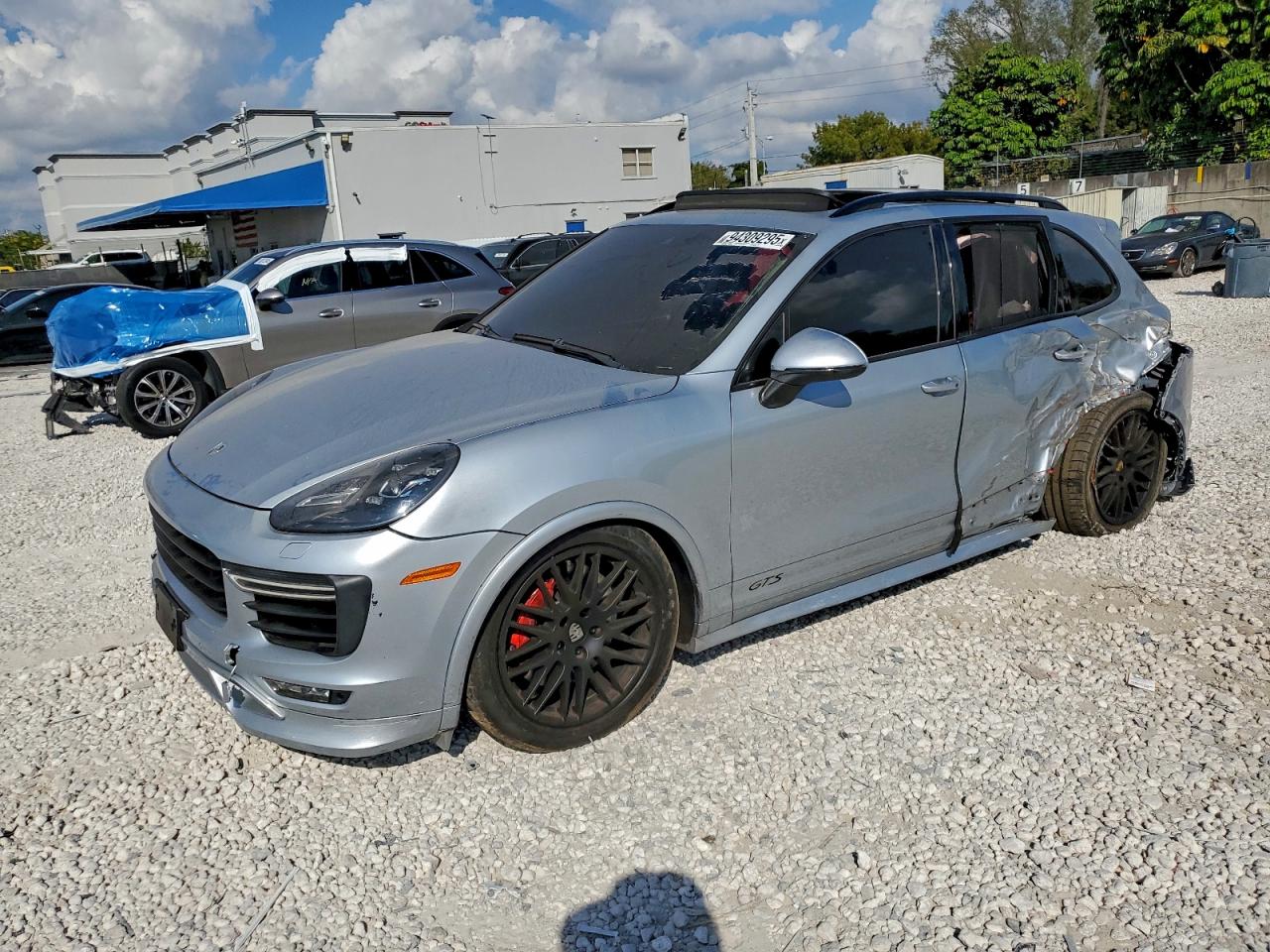 2017 Porsche Cayenne GTS, VIN WP1AD2A23HLA82321 — Бок