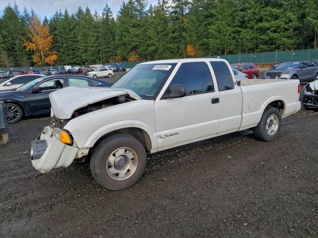 1996 GMC Sonoma SLS, VIN 1GTCS1943T8509640 — Front end