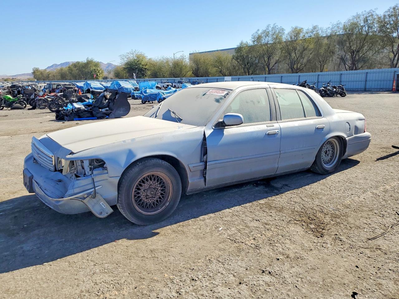 1998 Ford Crown Victoria LX, VIN 2FAFP74W5WX117442 — Front end