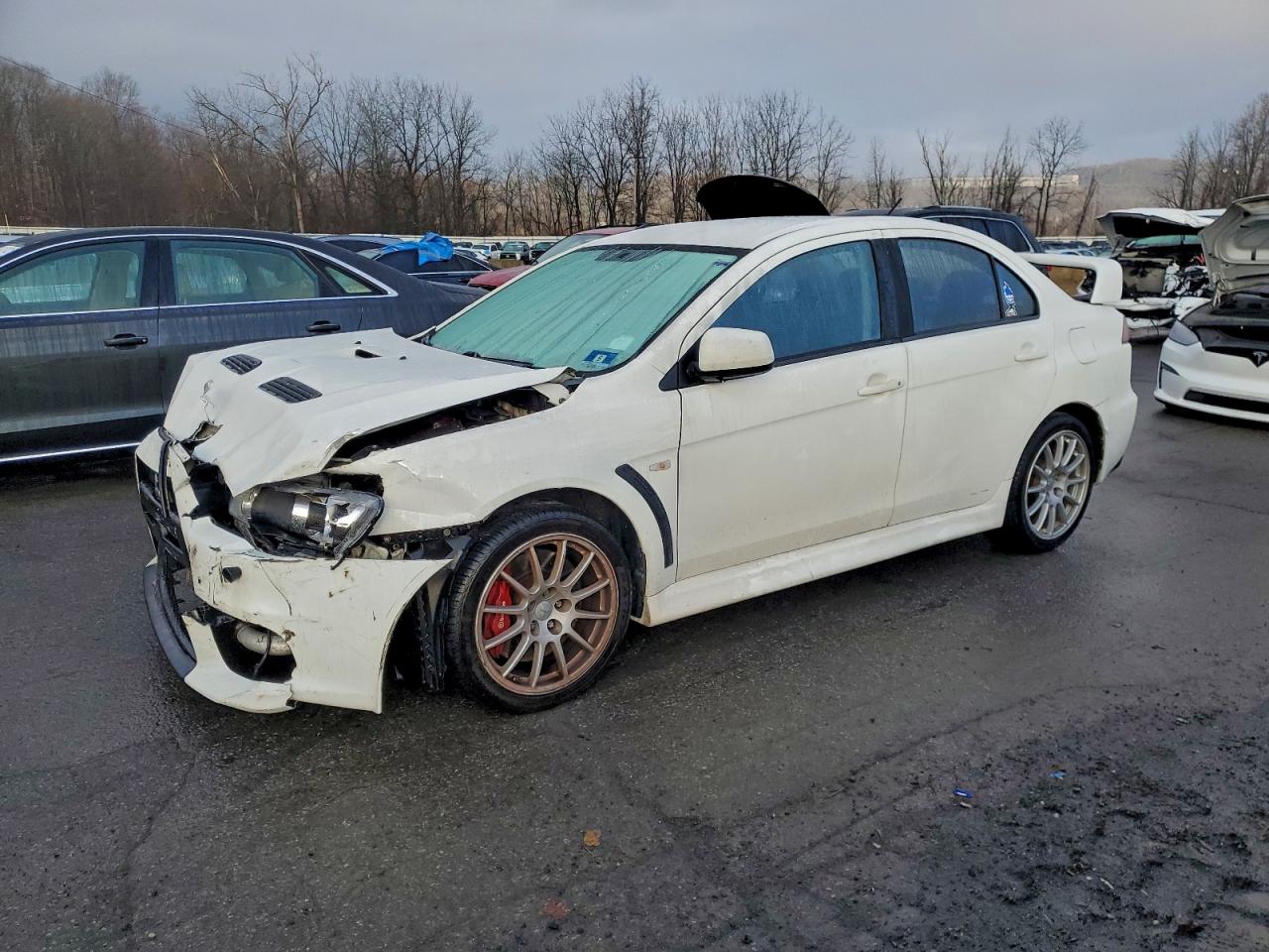2014 Mitsubishi Lancer Evolution GSR, VIN JA32W8FV2EU021097 — Front end