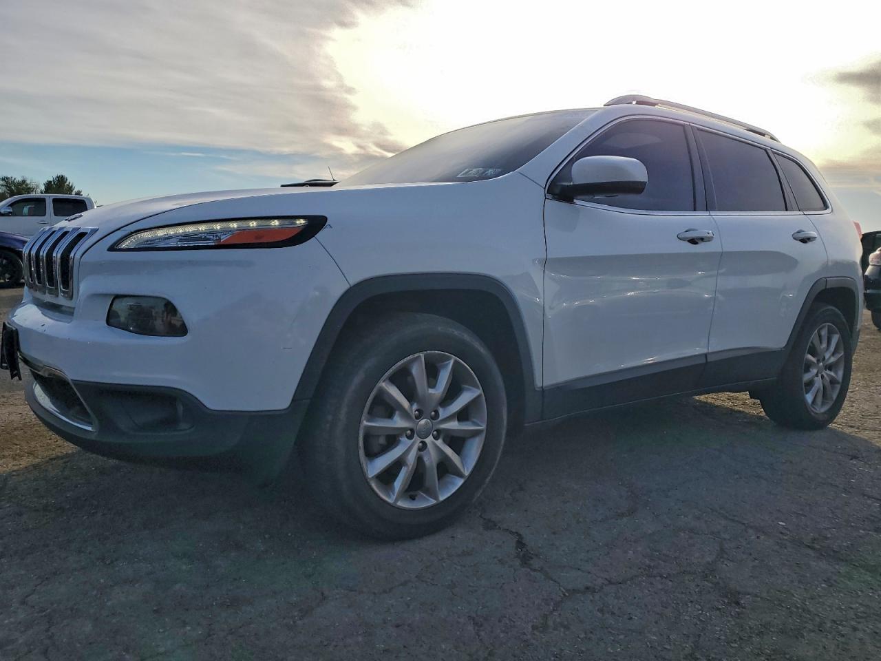 2016 Jeep Cherokee Limited, VIN 1C4PJMDS5GW215492 — Side