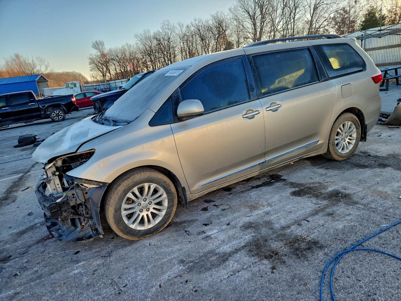 2017 Toyota Sienna XLE Auto Access Seat, VIN 5TDYZ3DC8HS784628 — Front end