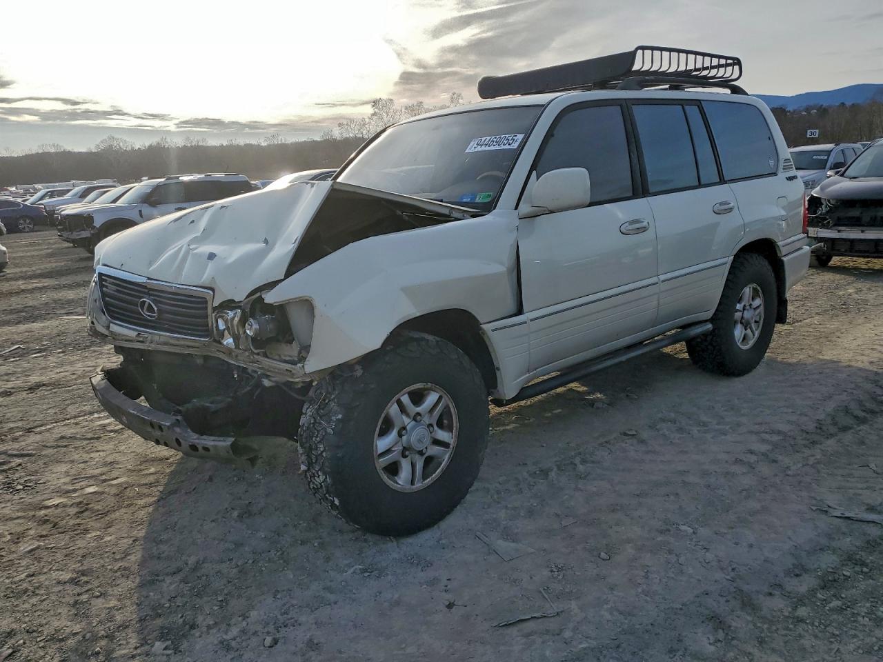 2000 Lexus LX 470, VIN JT6HT00W0Y0080756 — Front end
