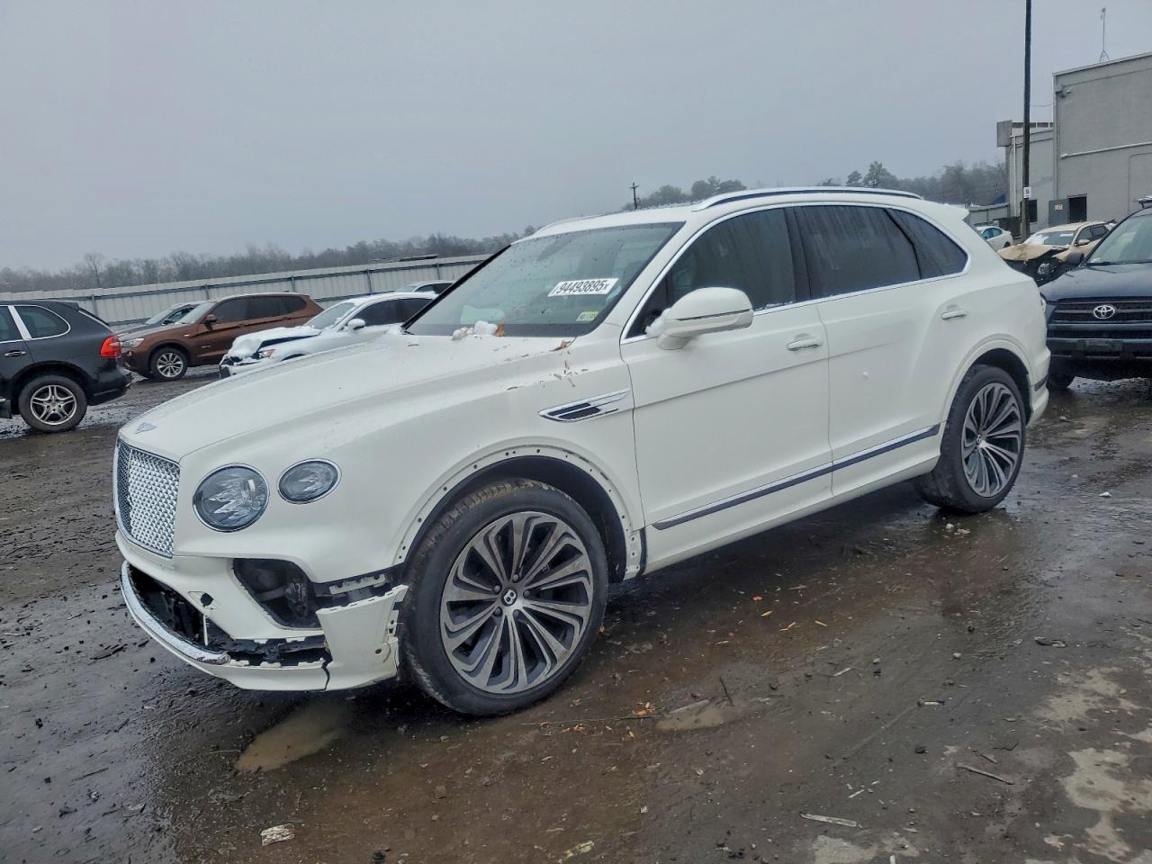 2021 Bentley Bentayga V8, VIN SJAAM2ZV8MC033708 — Side