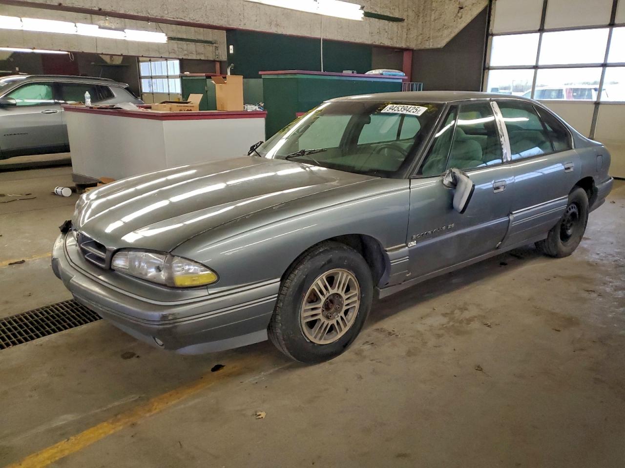 1992 Pontiac Bonneville SE, VIN 1G2HX53L4N1290993 — Front end