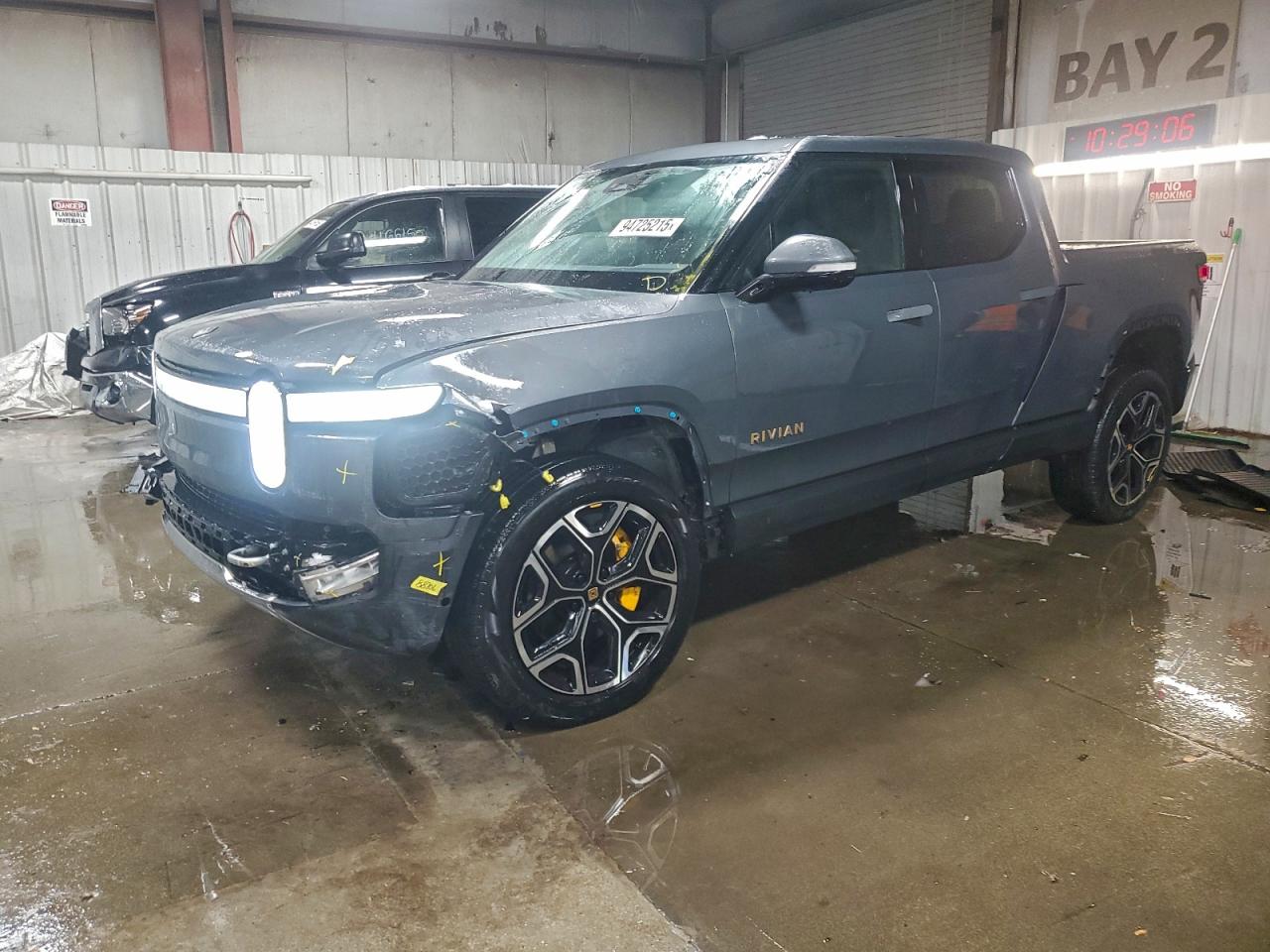 2024 Rivian R1T Adventure, VIN 7FCTGAAA5RN032328 — Front end