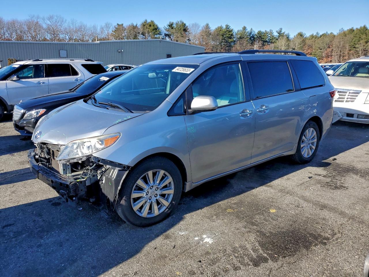2017 Toyota Sienna Limited Premium, VIN 5TDDZ3DC3HS155731 — Front end