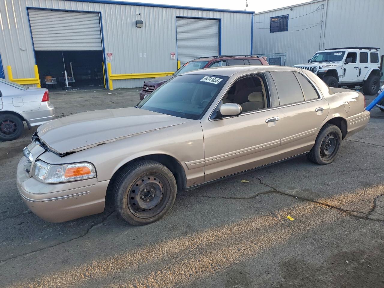 1998 Ford Crown Victoria, VIN 2FAFP73W5WX102991 — Front end