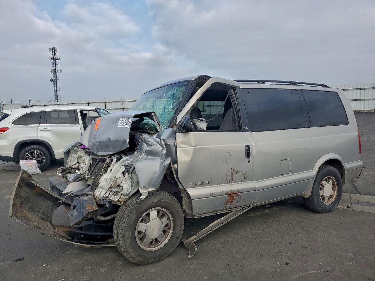 2000 GMC Safari, VIN 1GKDM19W4YB508043 — Front end
