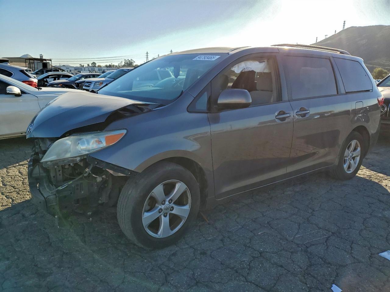 2017 Toyota Sienna LE, VIN 5TDKZ3DC1HS795072 — Front end