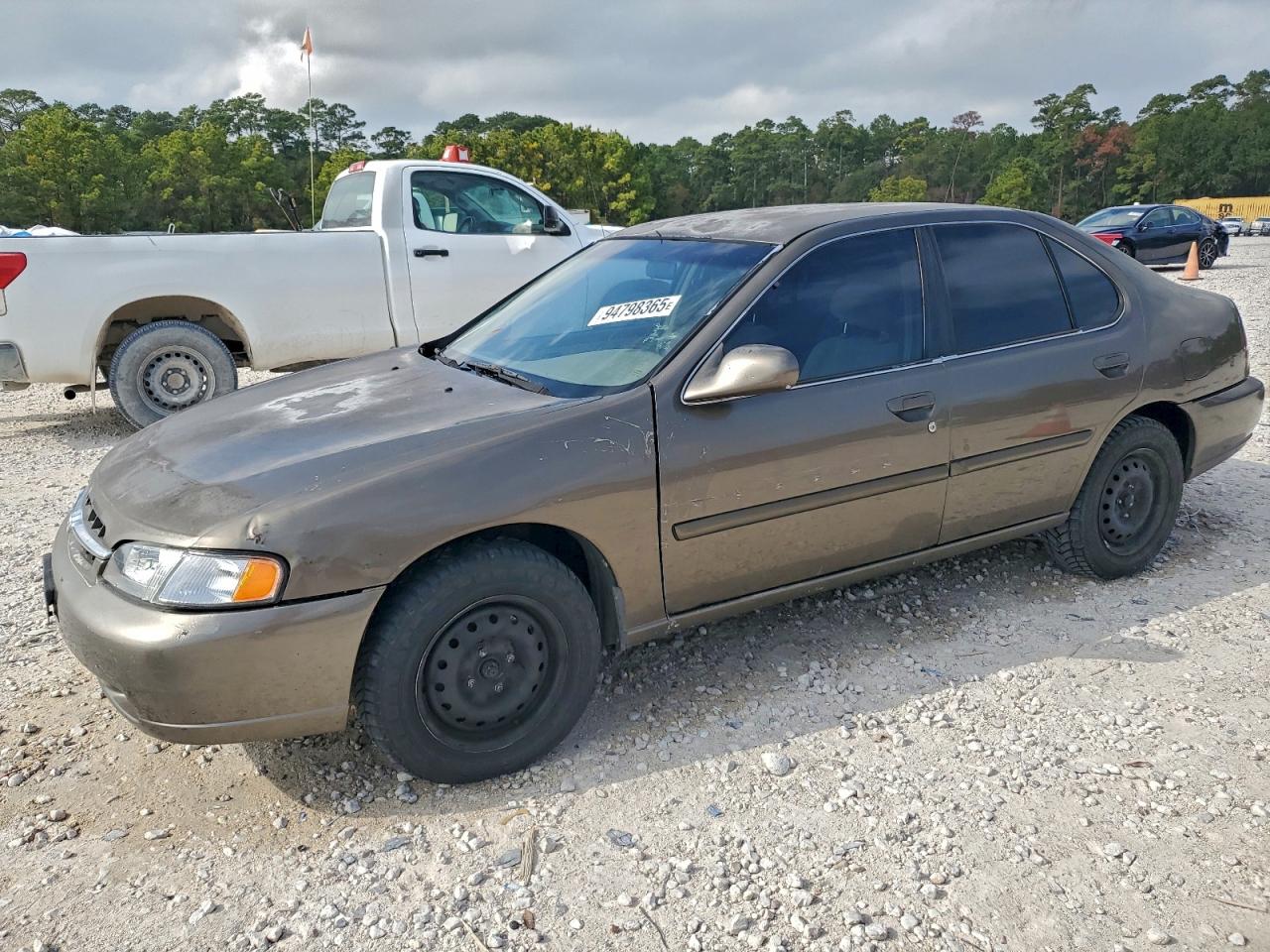 1999 Nissan Altima XE, VIN 1N4DL01D4XC242492 — Side