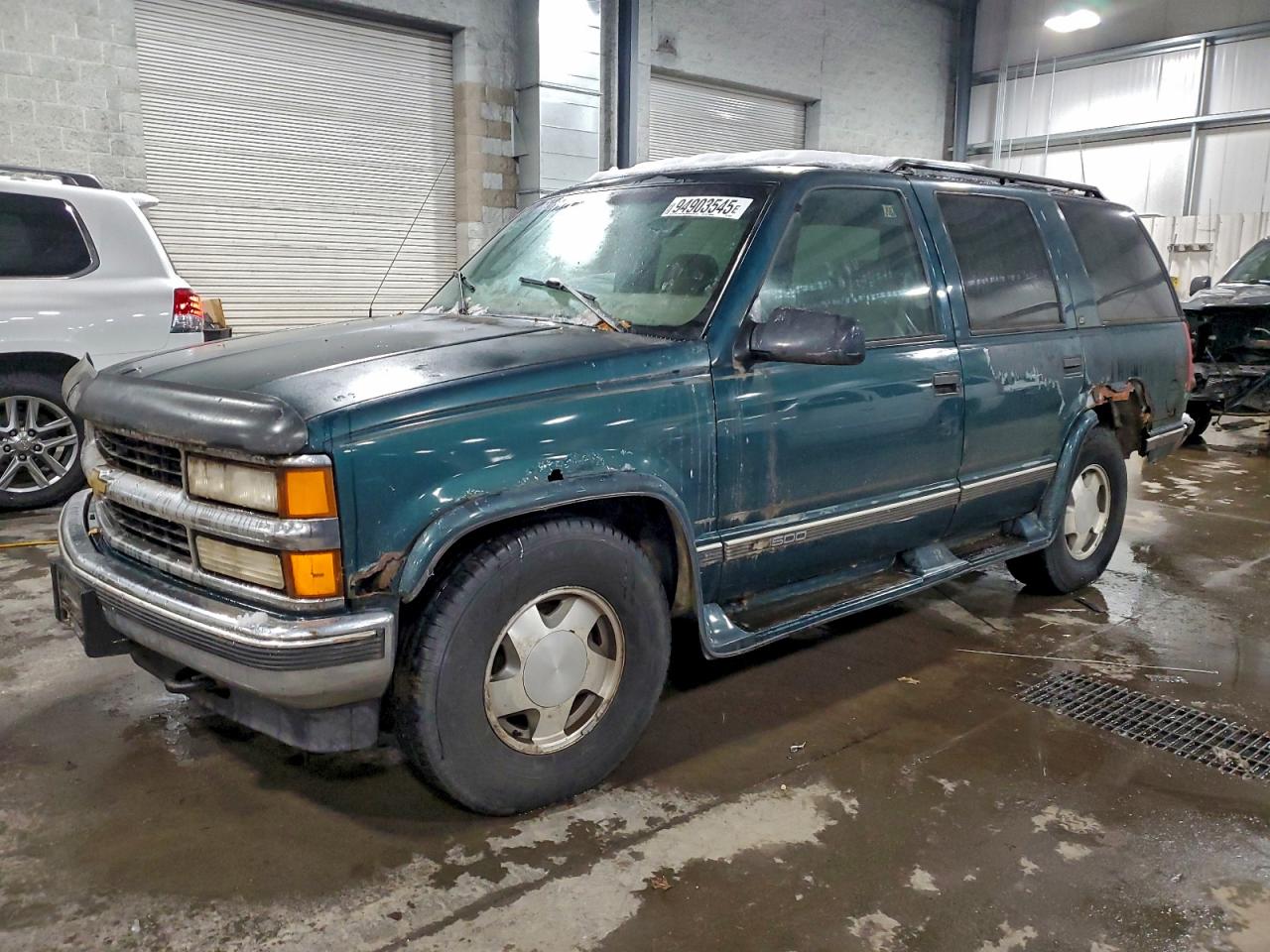 1997 Chevrolet Tahoe, VIN 1GNEK13R6VJ345980 — Мелкие вмятины и царапины