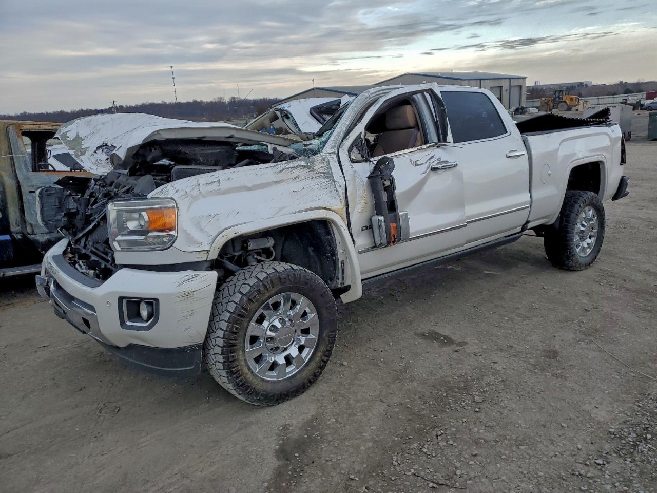 2019 GMC Sierra 2500HD Denali, VIN 1GT12SEY3KF188554 — Front end