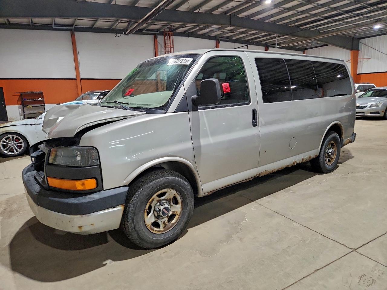 2006 GMC Savana, VIN 1GKFG15T261233612 — Front end